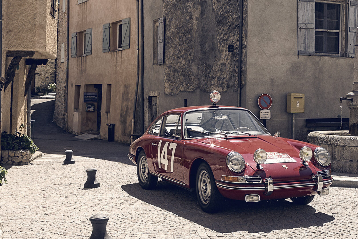 Porsche 911 Dakar parked in city