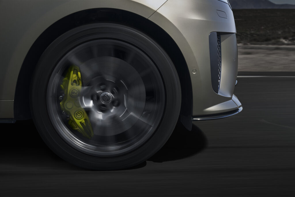 Range Rover Sport SV close up of carbon wheel