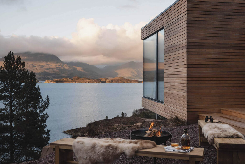 Creag Na H-Iolaire vacation rental home in Scotland boxy house overlooks lake with mountains 