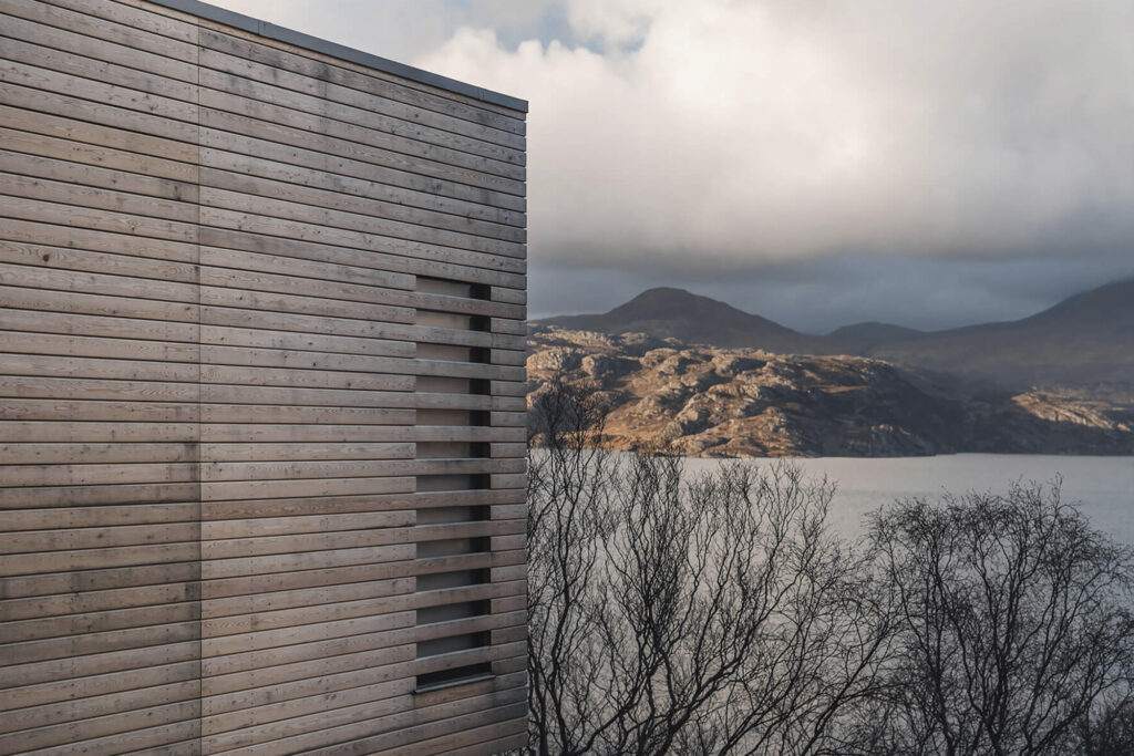 Creag Na H-Iolaire vacation rental home in Scotland boxy house overlooks lake with mountains