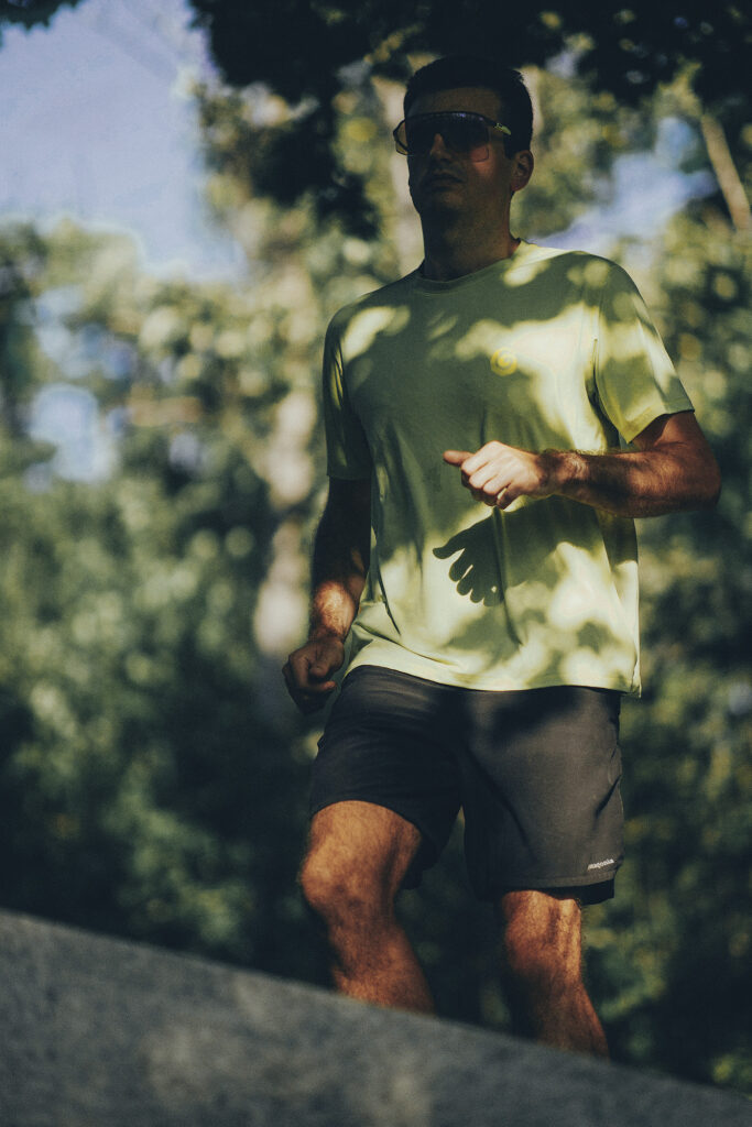 François-Xavier Tétreault jogging through the woods in a green t-shirt