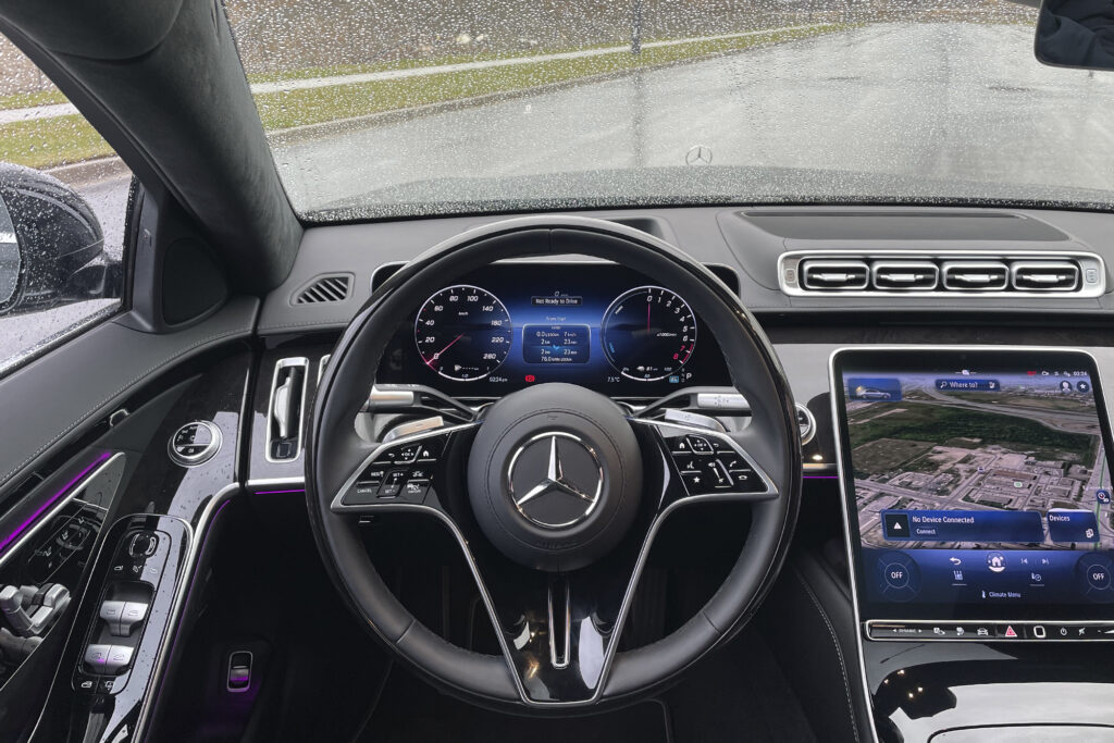 2024 Mercedes S 580e steering wheel and dash