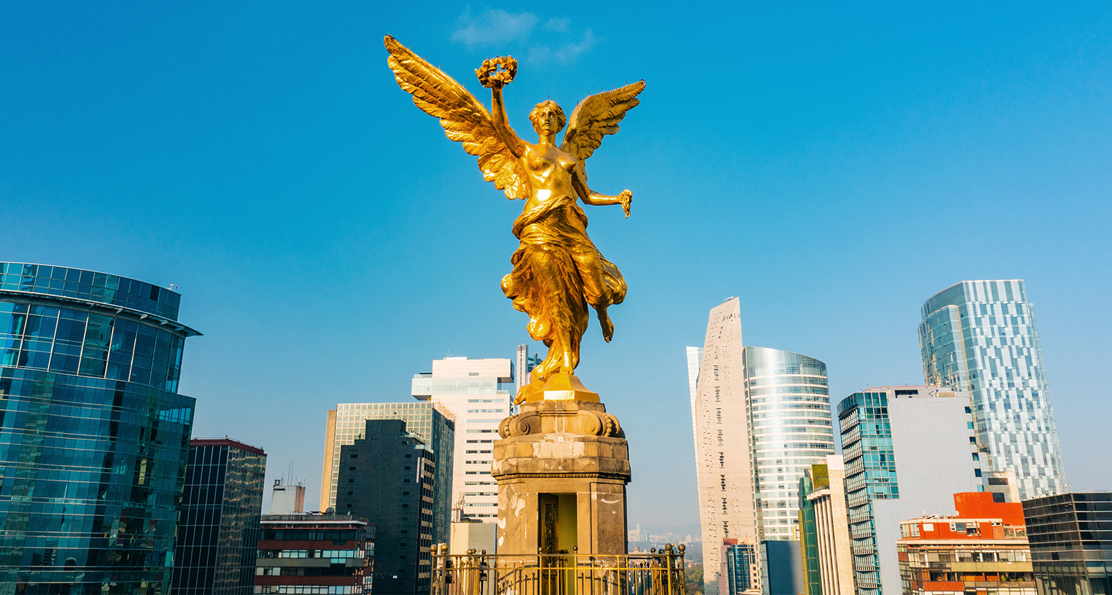 Mexico City travel Guide - Angel of independence over the skyline