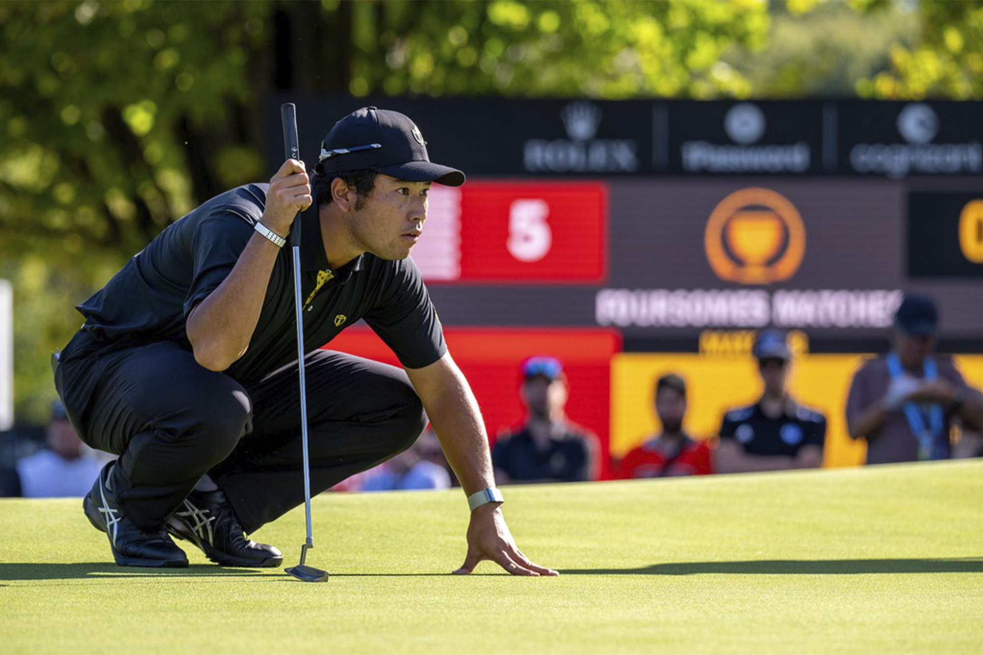 ROLEX TESTIMONEE HIDEKI MATSUYAMA LINES UP A PUTT AT THE 2024 PRESIDENTS CUP ©Rolex/J.D. Cuban