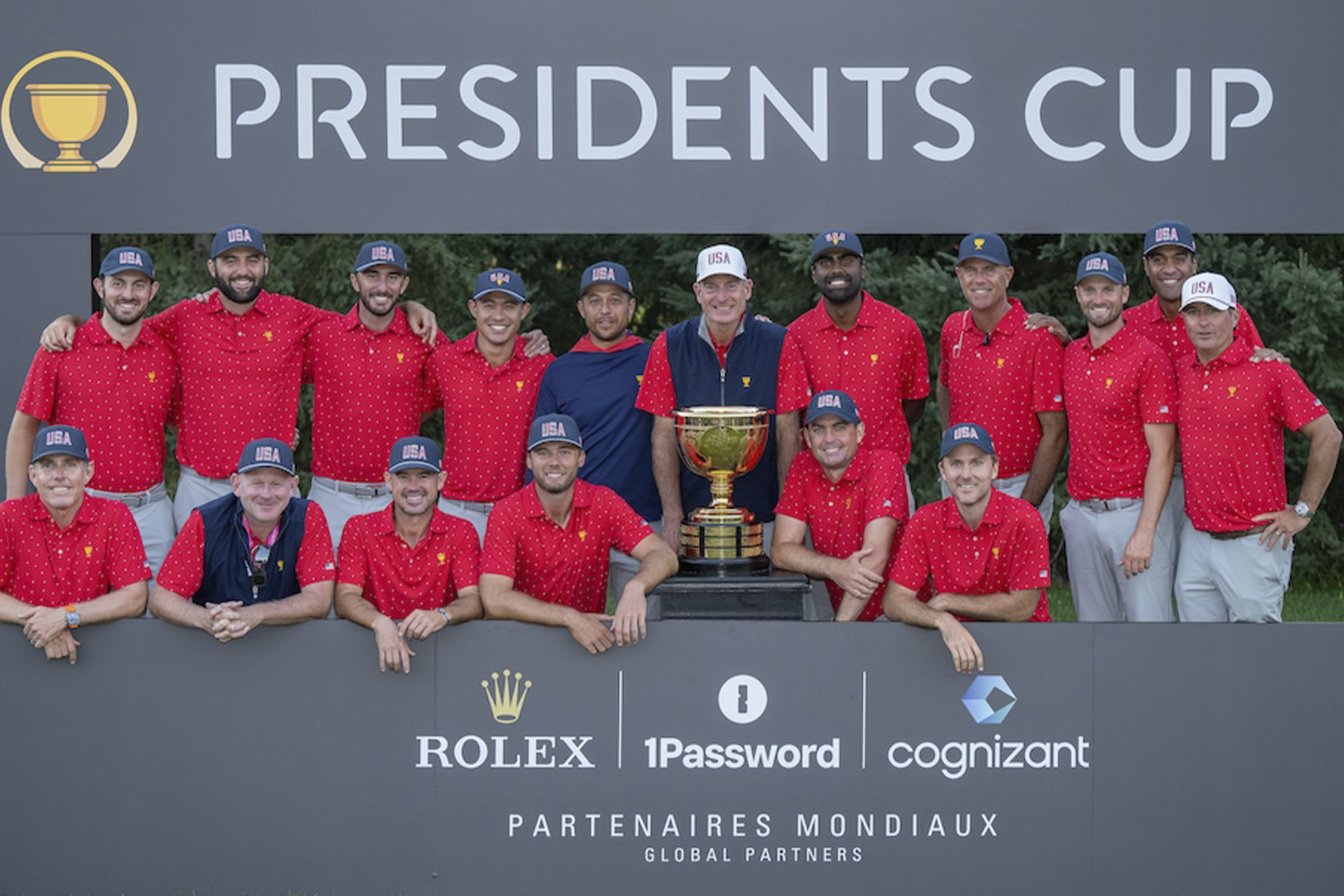 THE U.S. TEAM WITH THE TROPHY AFTER WINNING THE 2024 PRESIDENTS CUP ©Rolex/Chris Turvey