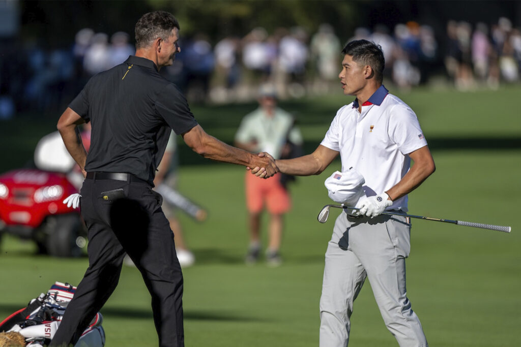 ROLEX TESTIMONEES ADAM SCOTT AND COLLIN MORIKAWA SHAKE HANDS DURING THE 2024 PRESIDENTS CUP ©Rolex/Chris Turvey