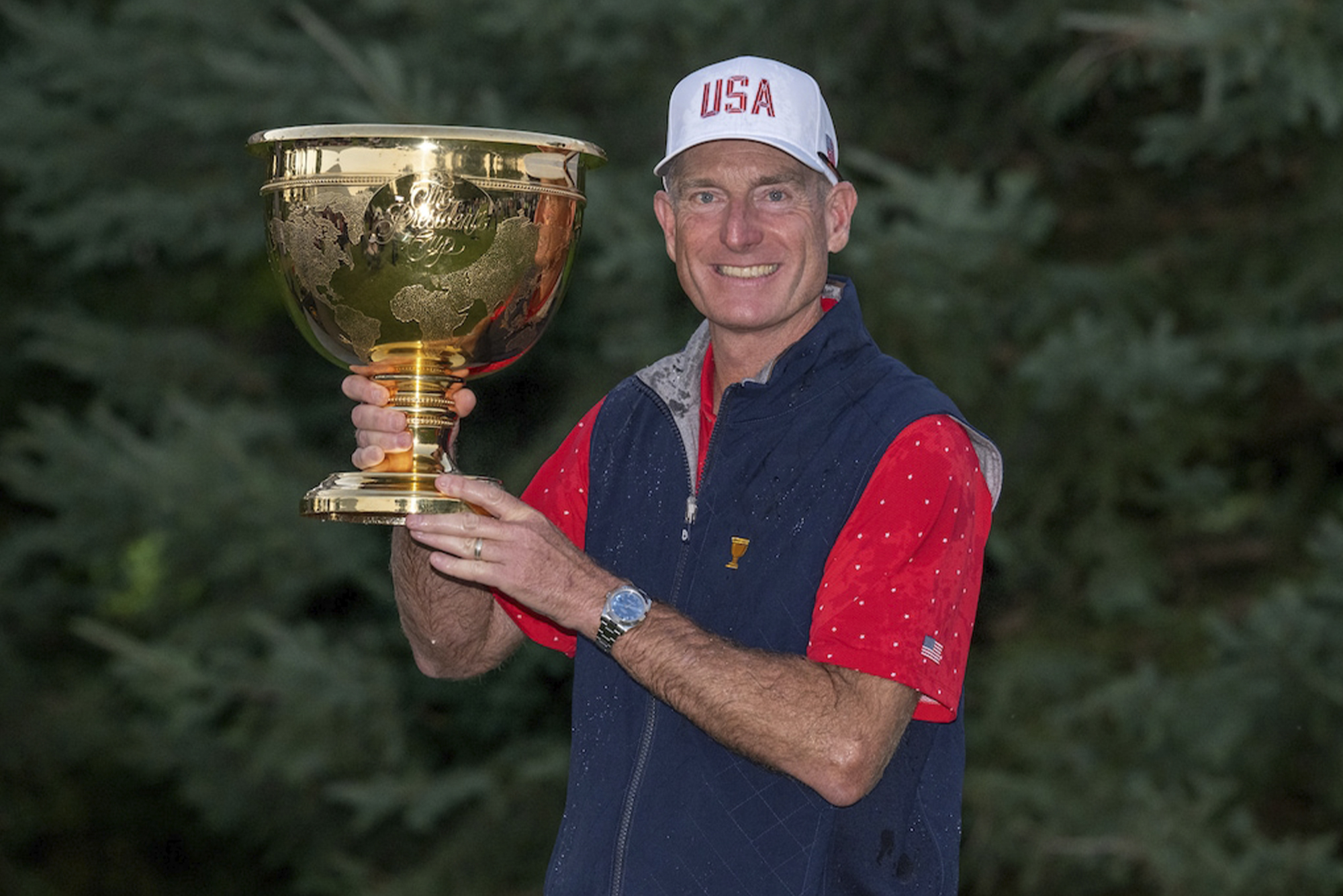 ROLEX TESTIMONEE AND U.S. TEAM CAPTAIN JIM FURYK WITH THE TROPHY AT THE 2024 PRESIDENTS CUP. Rolex/J.D. Cuban