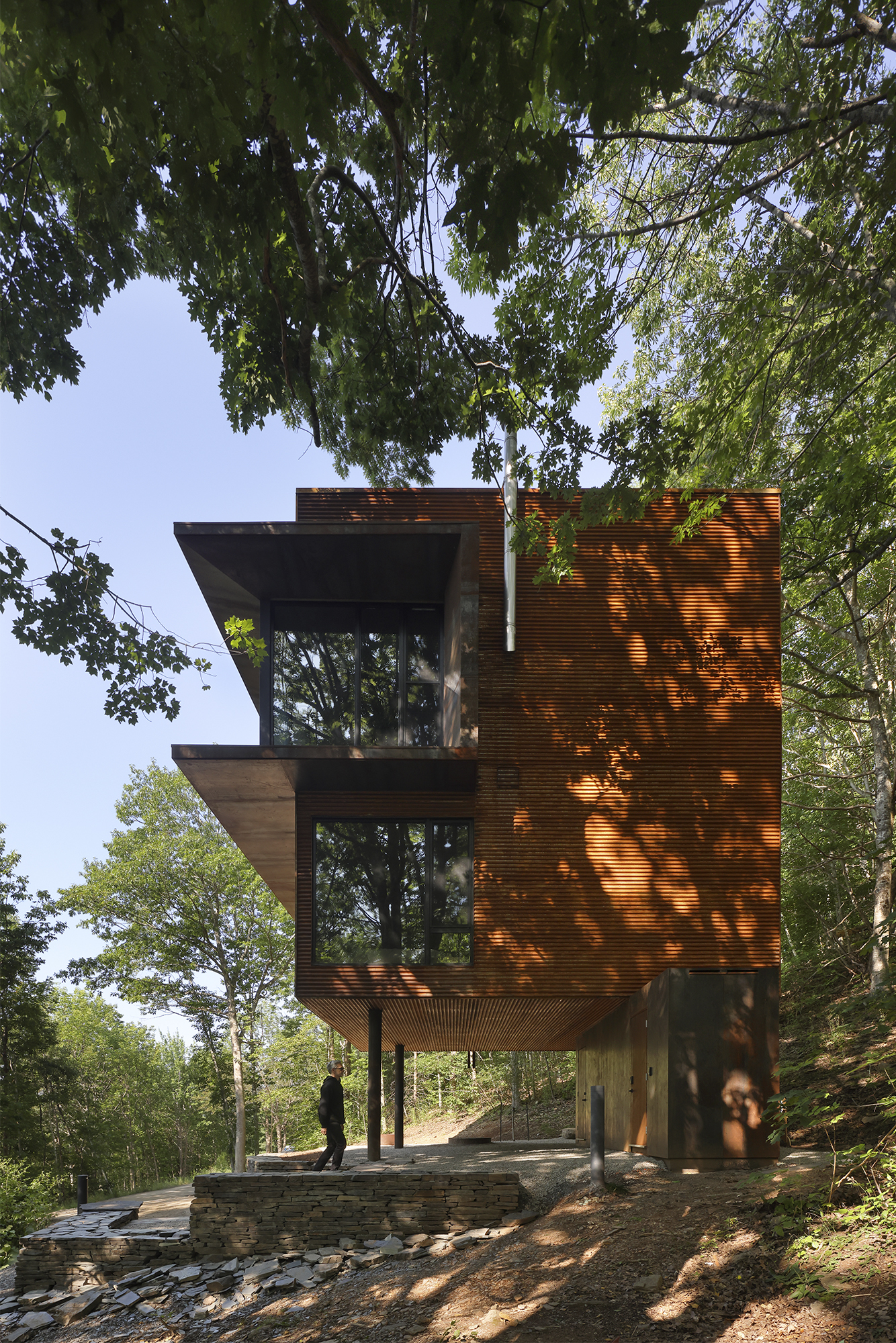 Omar Gandhi Architects Guest Cabin in Nova Scotia’s Gaspereau River Valley