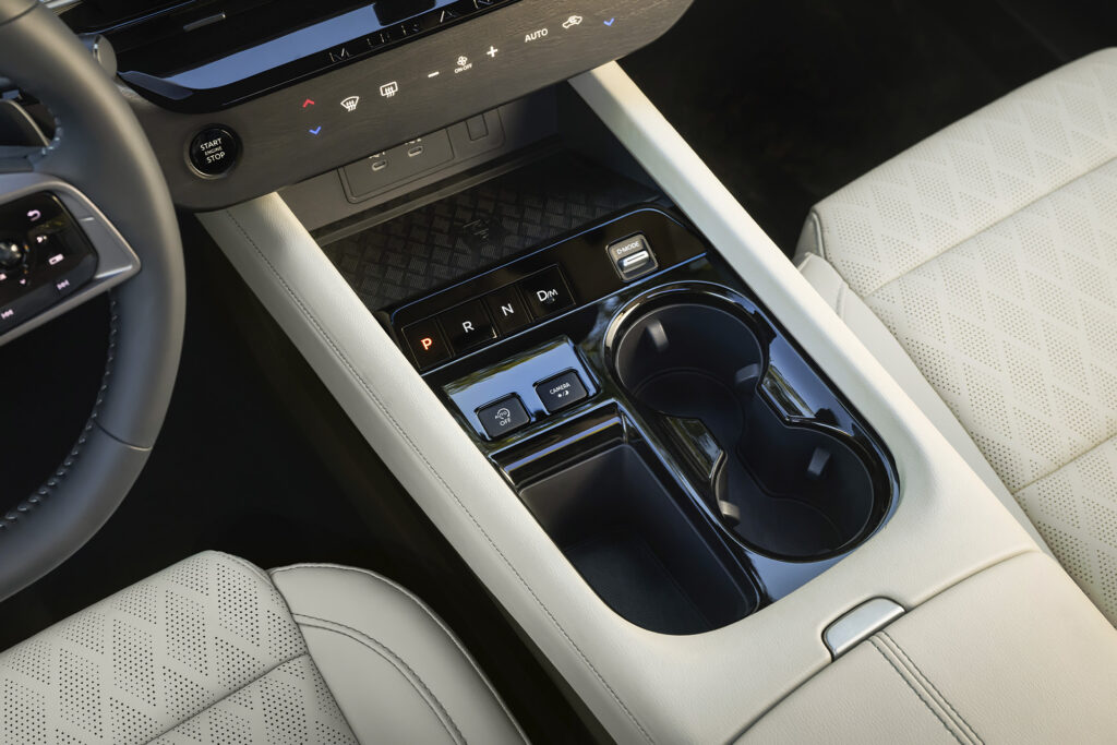 ASMR 2025 Nissan Murano median between passenger and driver's seats showing console and cupholders