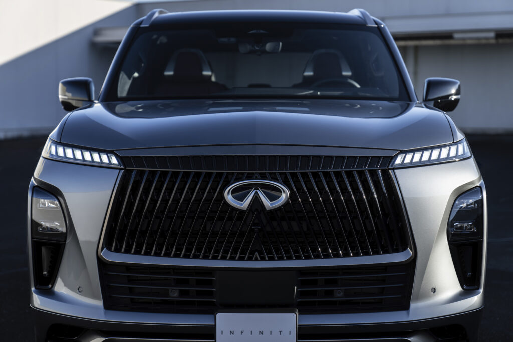 INFINITI QX80 Land of Giants