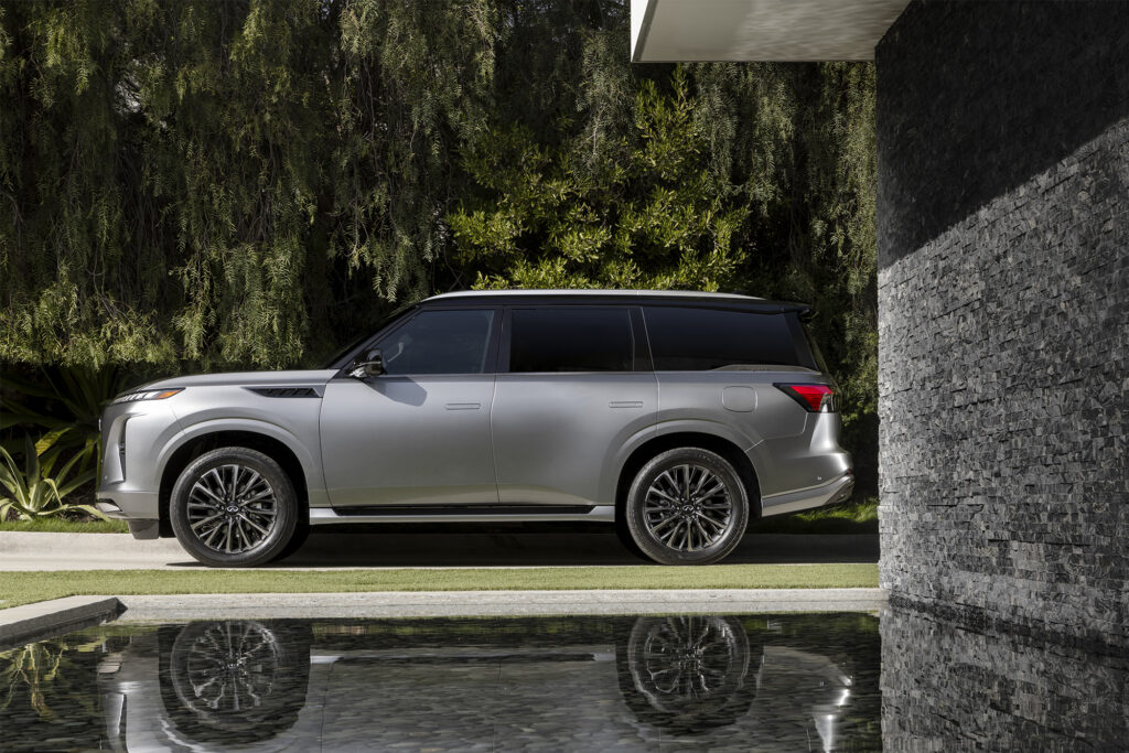 INFINITI QX80 Land of Giants