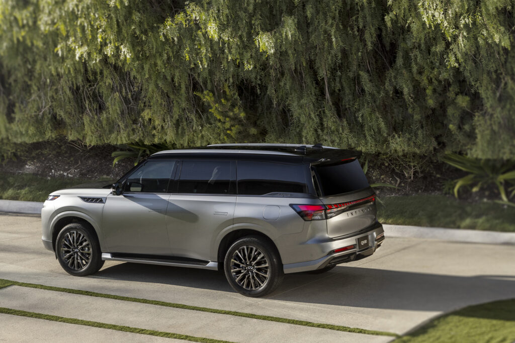 INFINITI QX80 Land of Giants