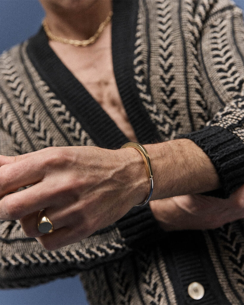 Men's spring-summer 2025 fashion: cardigan and khakis