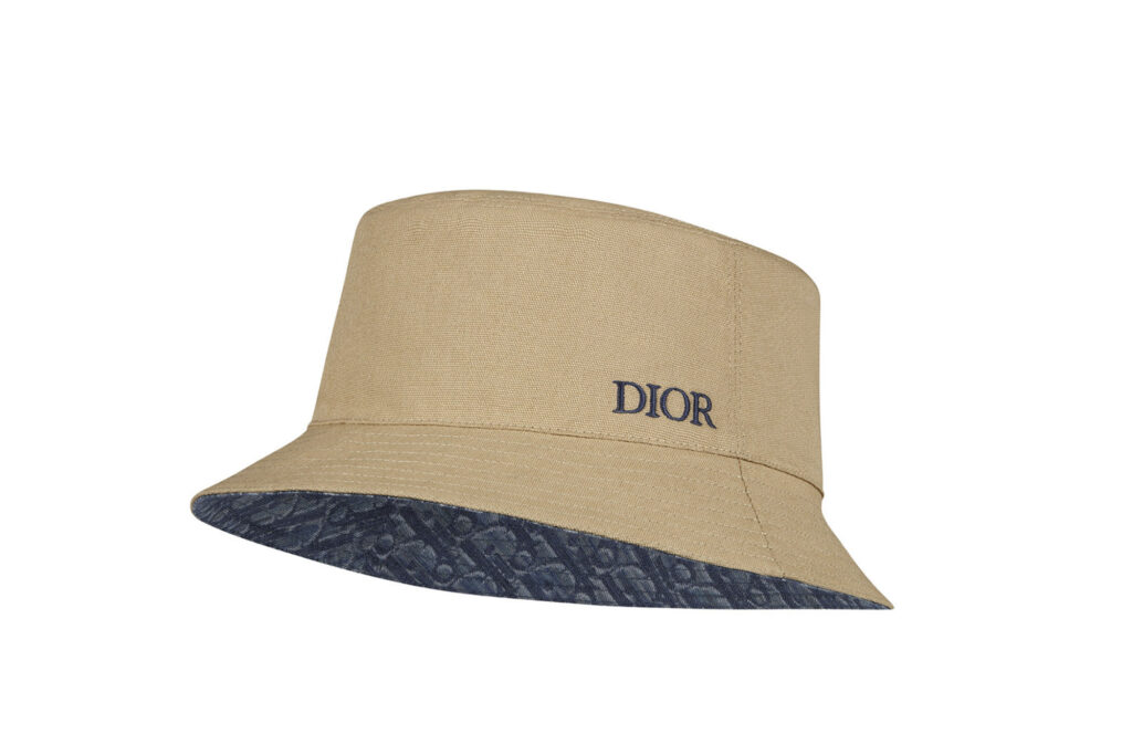 BEIGE COTTON CANVAS REVERSIBLE BUCKET HAT, CONTRASTED DIOR EMBROIDERY, DIOR OBLIQUE PRINT
593C904A4511C185
03/18/2025
© Dior