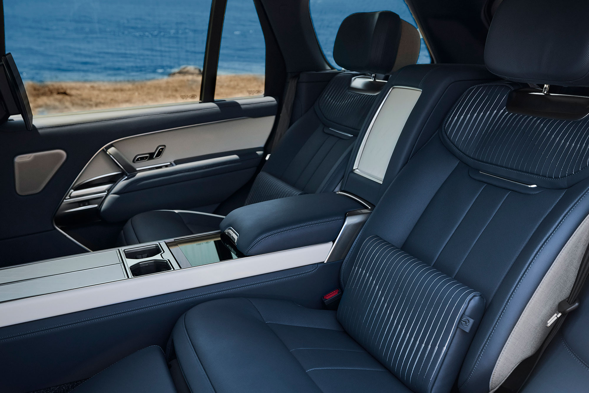 Range Rover SV Asilomar, a one-of-a-kind model revealed at Monterey in 2025