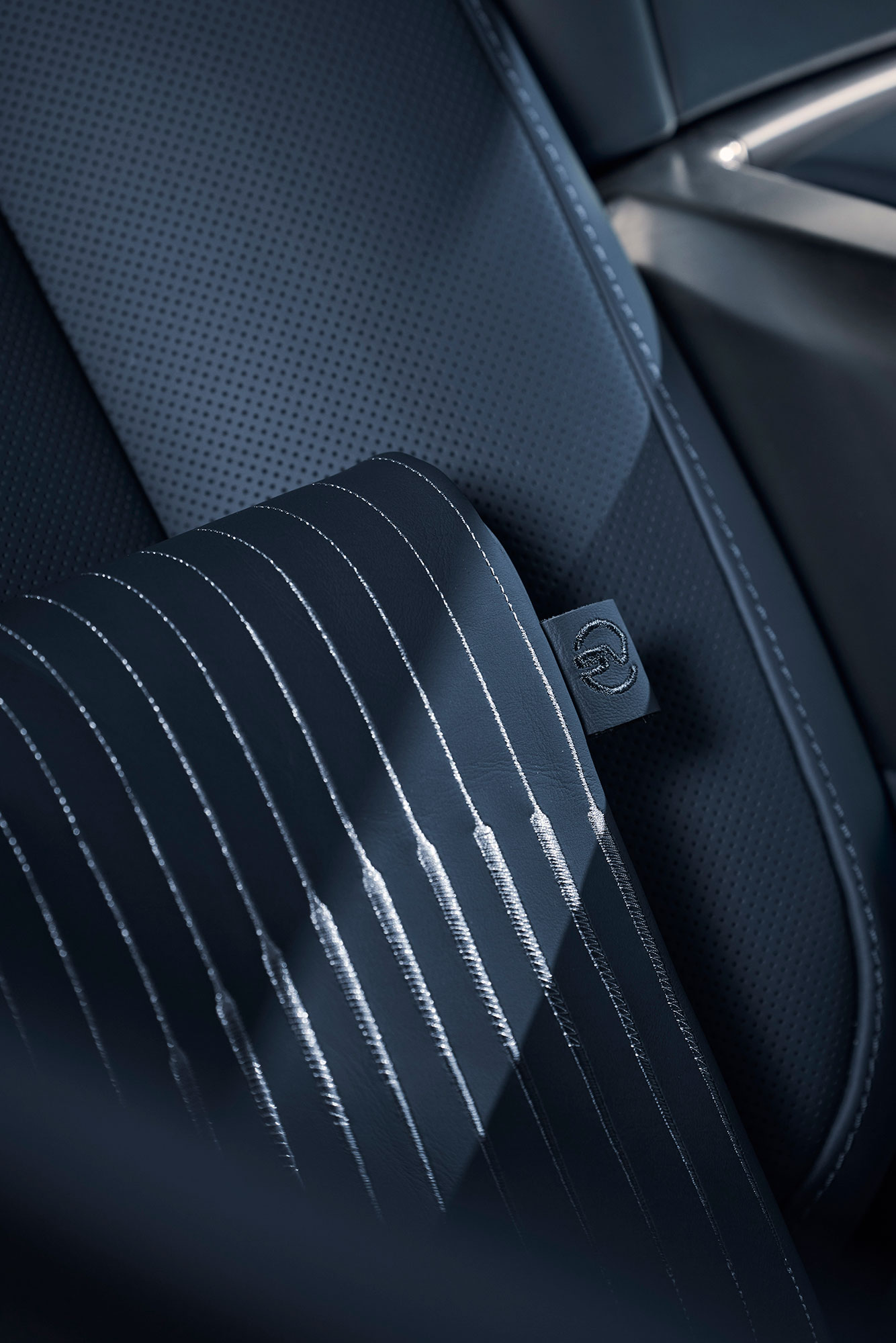 Range Rover SV Asilomar, a one-of-a-kind model revealed at Monterey in 2025