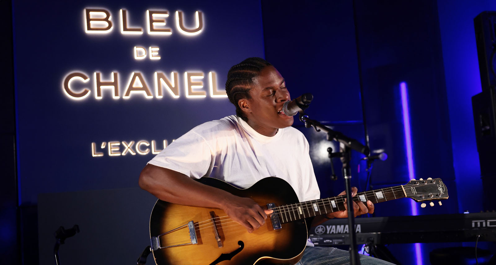 DANIEL CAESAR PERFORMS ONSTAGE DURING THE CHANEL PARTY TO CELEBRATE THE DEBUT OF BLEU DE CHANEL L'EXCLUSIF AT LE JARDIN SUR MADISON ON SEPTEMBER 25, 2025 IN NEW YORK CITY. (PHOTO BY DIMITRIOS KAMBOURIS/WIREIMAGE)
