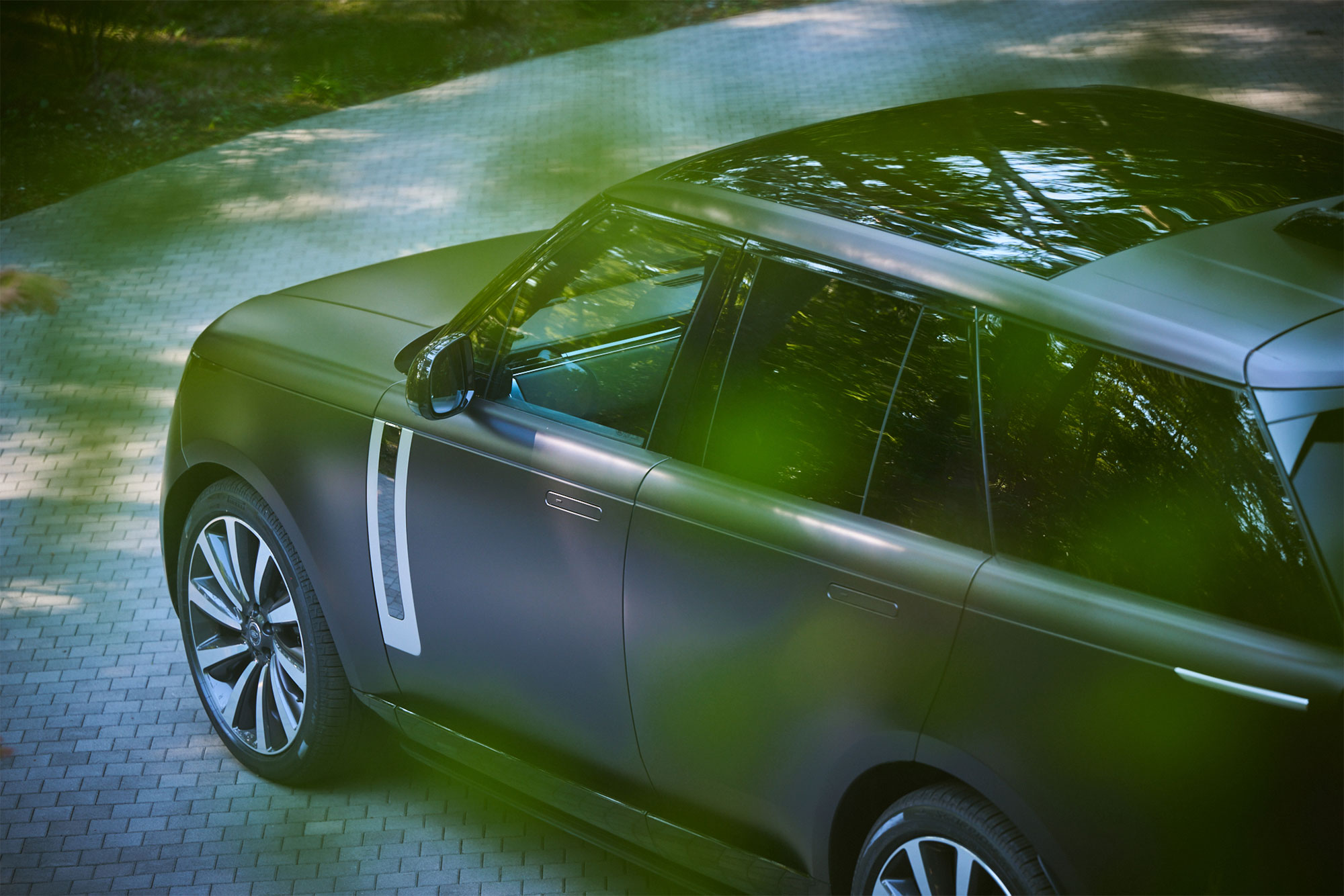 Range Rover House Tokyo 2025 , featuring the Range Rover SV Bespoke Urban Twilight Collection.
