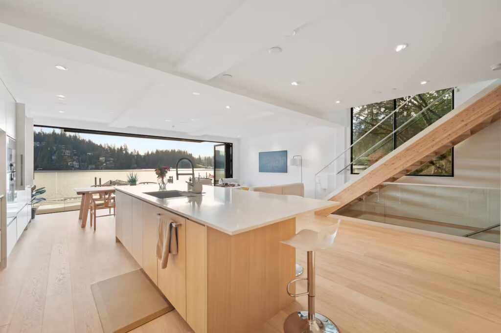 Vancouver - Waterfront Living in Deep Cove