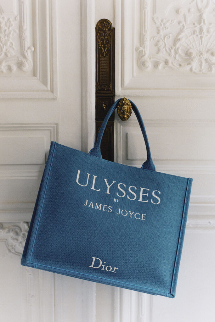 DIOR MEN SUMMER 2026 - BOOKTOTE ON CHAIR BY HEIKKI KASKI. Photo retrieved from The Book For Men Fall-Winter 2025.