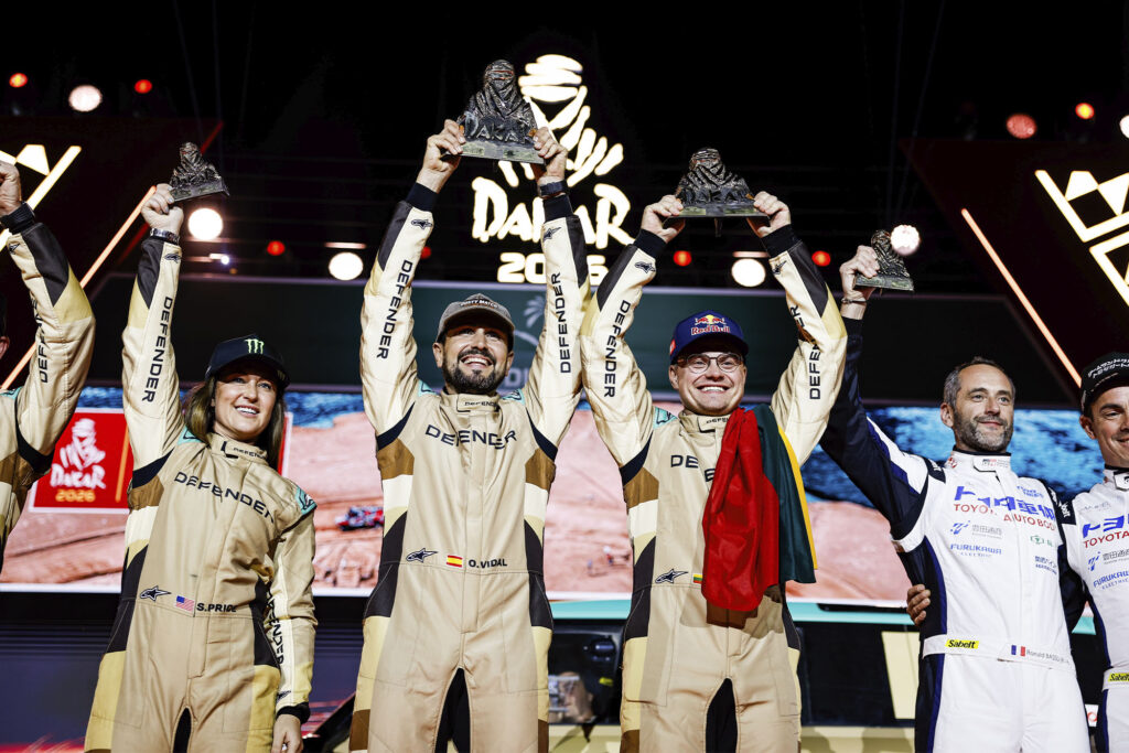 DEFENDER RALLY ROKAS ORIOL SARA FINAL PODIUM DAKAR