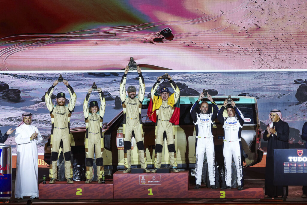 DEFENDER_RALLY_ROKAS_ORIOL_SARA_FINAL_PODIUM_DAKAR_CREDIT ASO VINCENT DPPI 1-2026