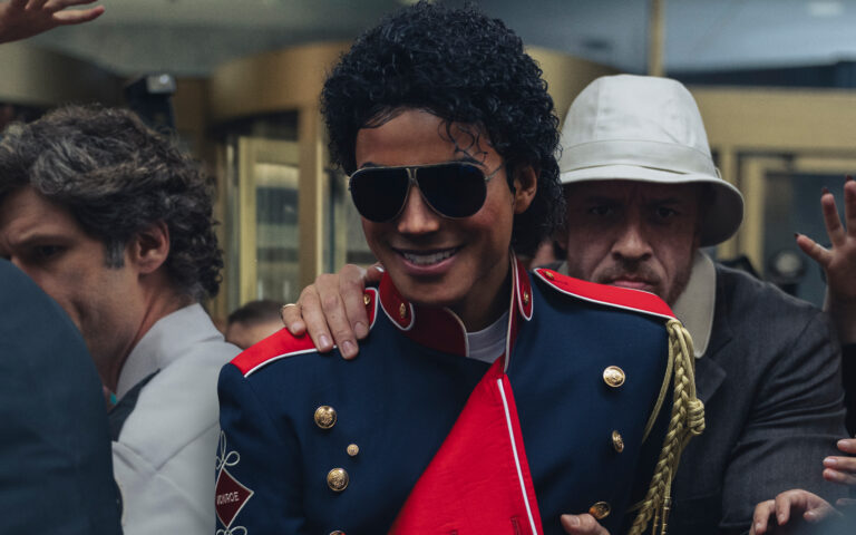 JAAFAR JACKSON AS MICHAEL JACKSON AND KEILYN DURREL JONES AS BILL BRAY IN MICHAEL. PHOTO CREDIT: GLEN WILSON/LIONSGATE.