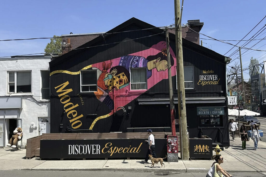 Saner Modelo 768 Queen West Mural