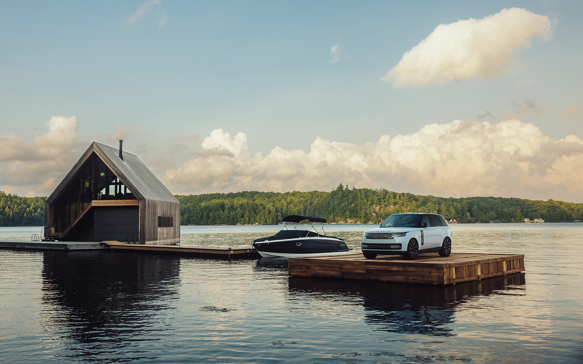 Range Rover House Muskoka. Photo by Denis Lipman.